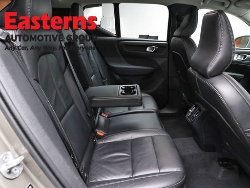 Used 2022 Volvo XC40 T4 Momentum FWD image 24