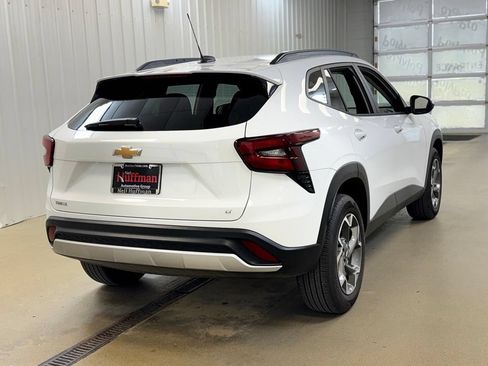 Used 2025 Chevrolet Trax LT w/ LT Convenience Package FWD image 5