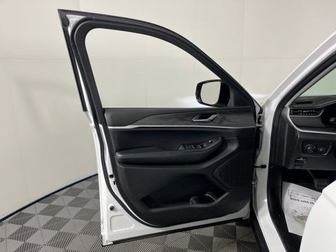 Used 2023 Jeep Grand Cherokee Limited image 15