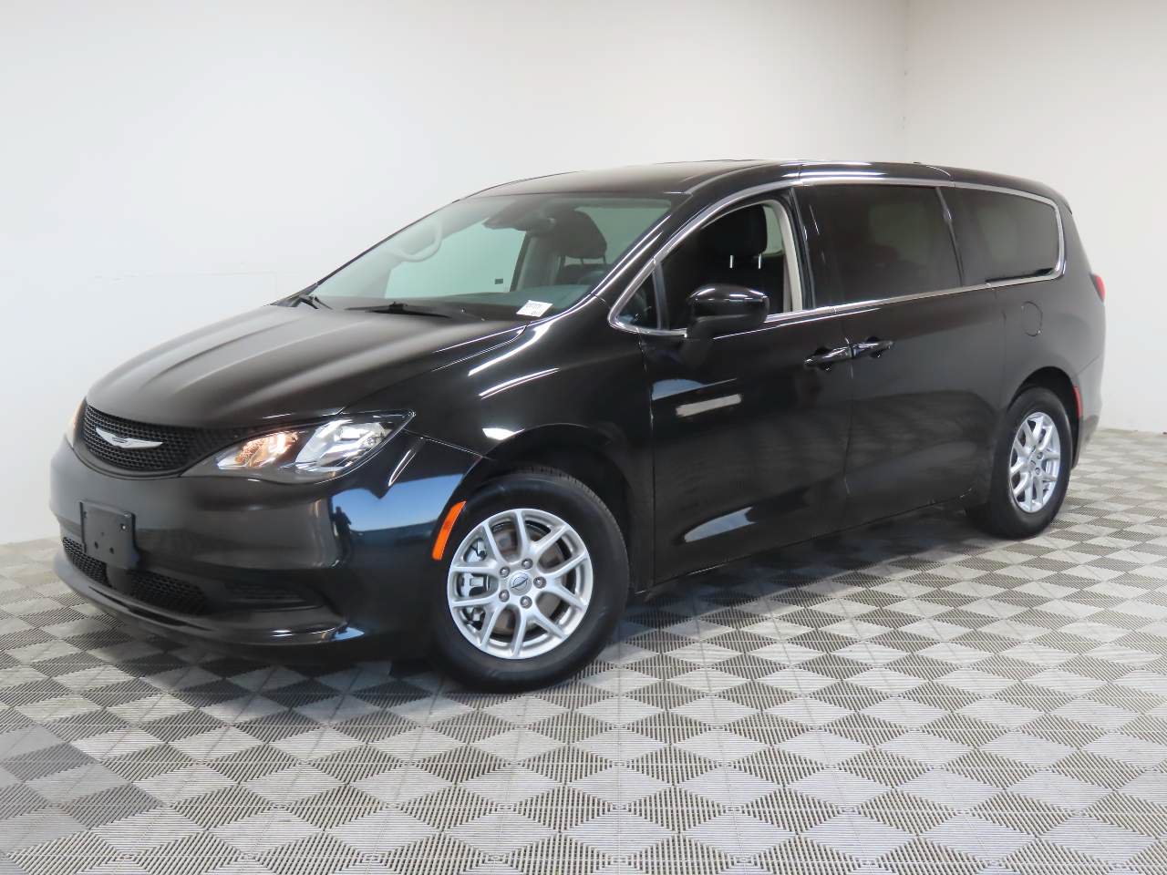 Used 2023 Chrysler Voyager LX FWD image 1