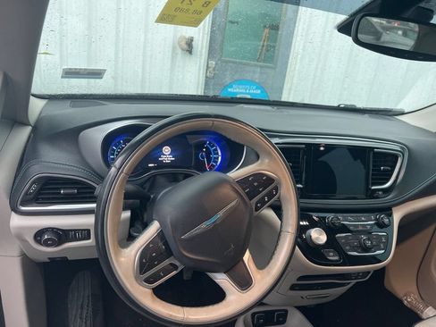 Used 2018 Chrysler Pacifica Limited w/ Advanced Safetytec Group FWD image 9