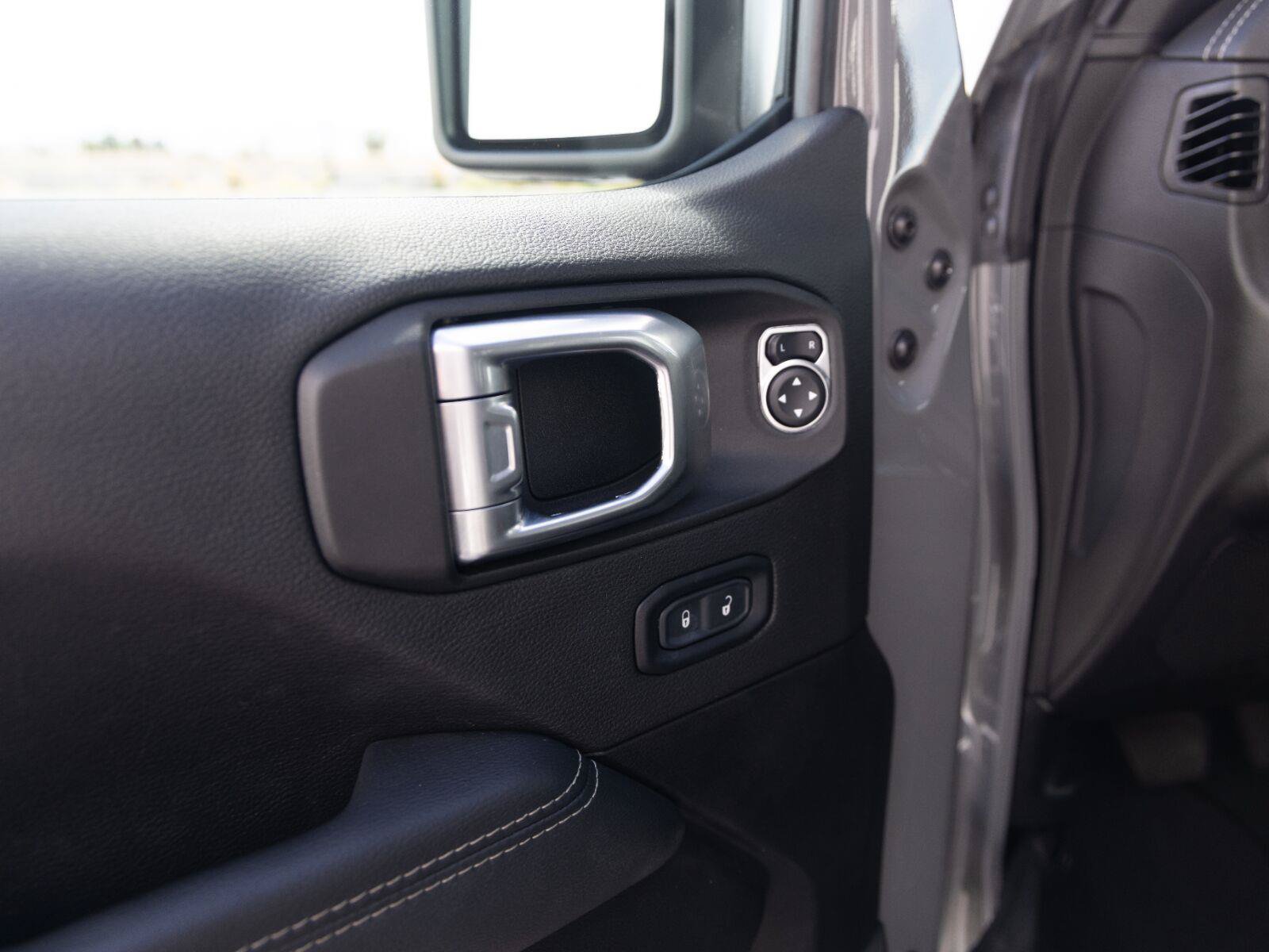 Used 2023 Jeep Wrangler Unlimited Sahara AWD/4WD image 22