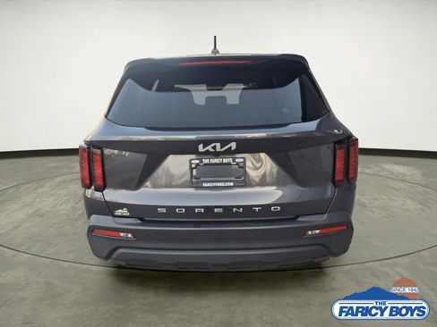 Used 2022 Kia Sorento LX image 3