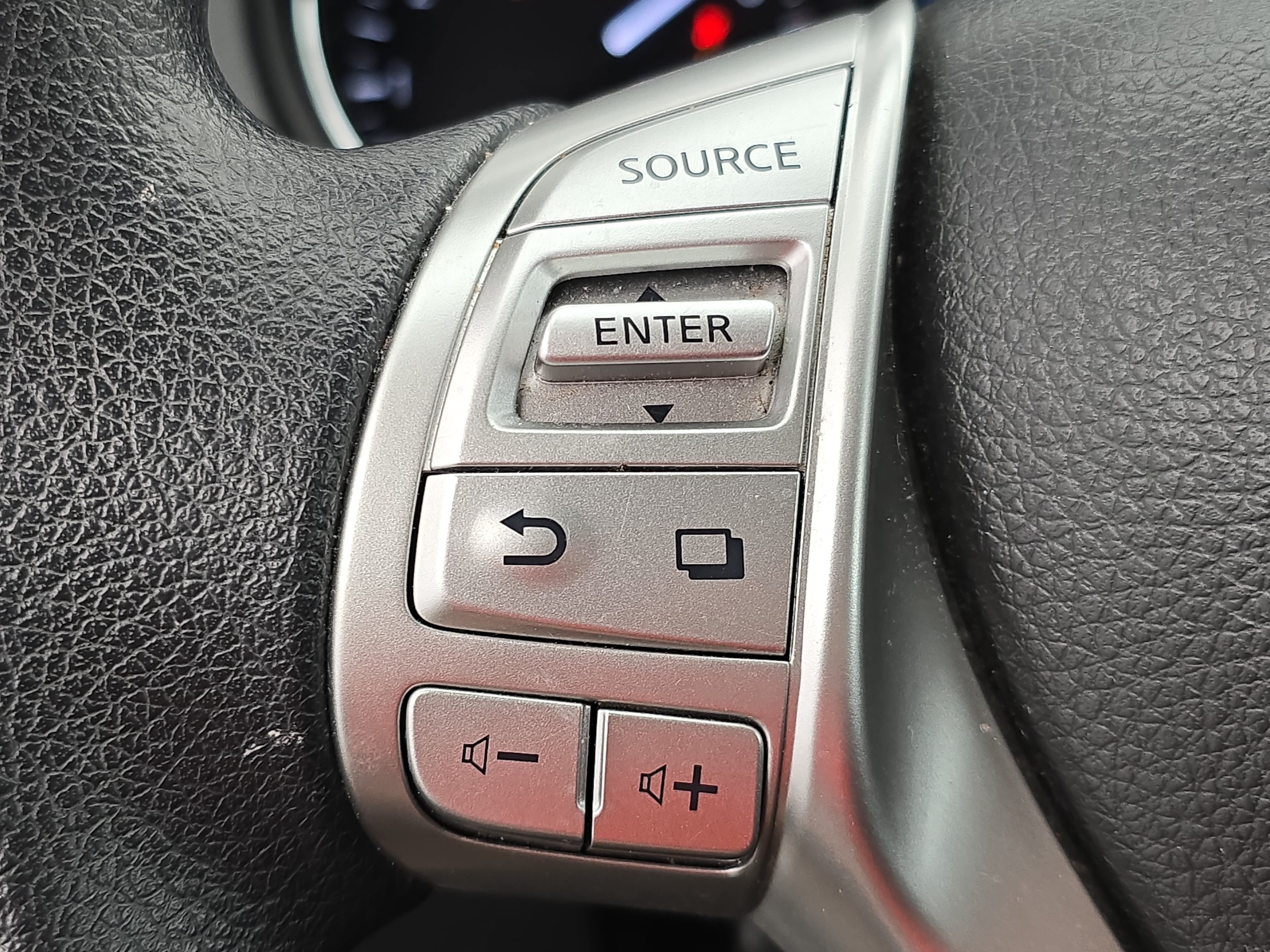 Used 2015 Nissan Rogue SV FWD image 16