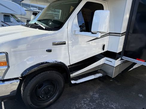 Used 2016 Ford E-450 and Econoline 450 Super Duty w/ Motorhome Prep Package image 8