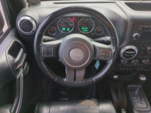 Used 2012 Jeep Wrangler Unlimited Rubicon w/ Connectivity Group AWD/4WD image 16