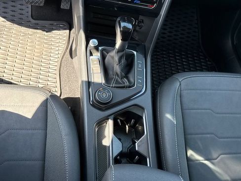 Certified 2025 Volkswagen Taos SE image 22