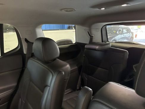 Used 2023 GMC Acadia SLT w/ Preferred Package FWD image 8