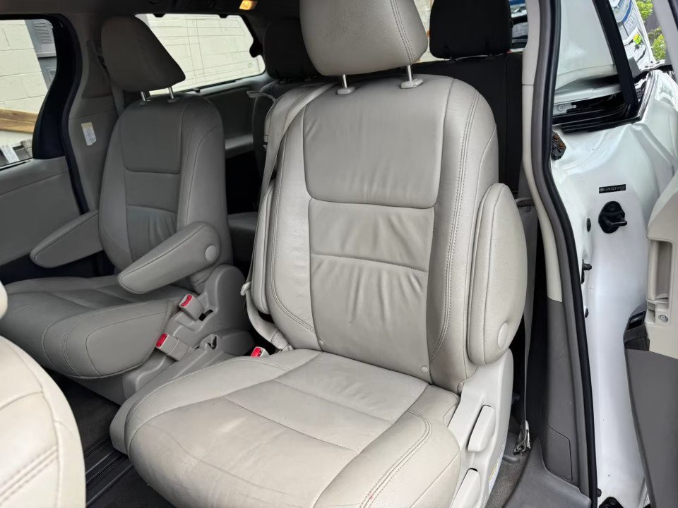 Used 2015 Toyota Sienna XLE FWD image 15