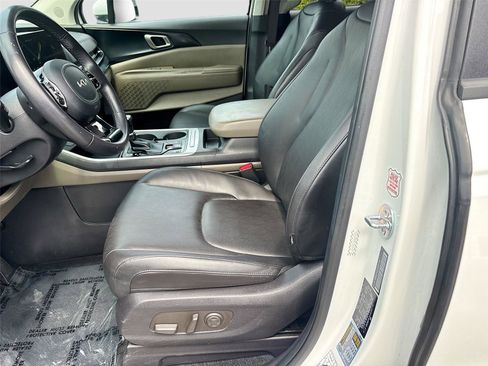 Used 2025 Kia Carnival FWD image 24