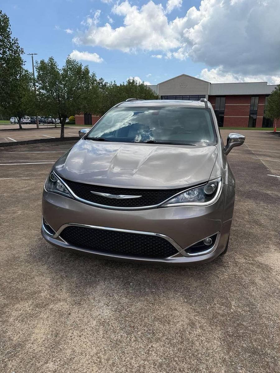 Used 2017 Chrysler Pacifica Limited FWD image 4