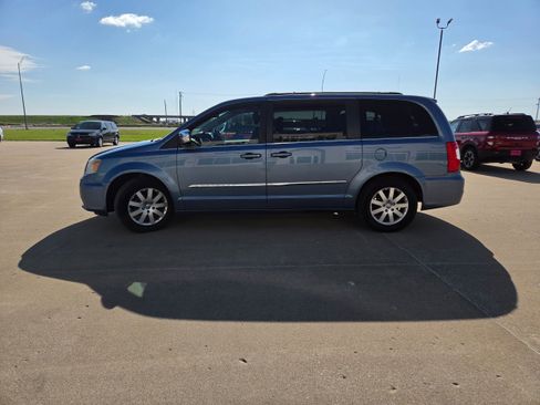 Used 2011 Chrysler Town & Country Touring-L w/ Driver Convenience Group FWD image 4