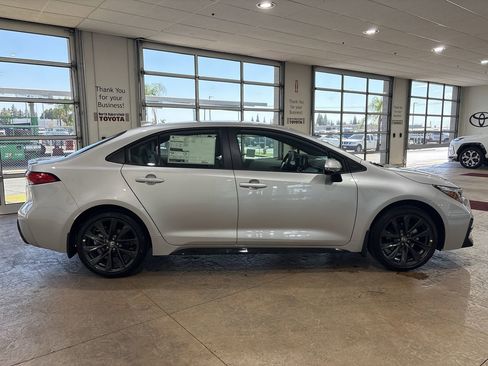 Used 2025 Toyota Corolla SE image 3