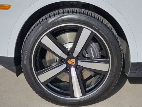 Certified 2025 Porsche Cayenne E-Hybrid image 14