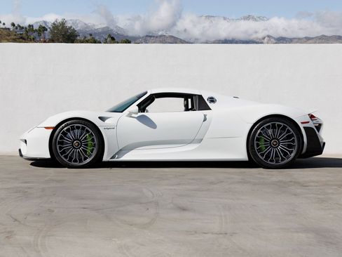 Used 2015 Porsche 918 Spyder image 2