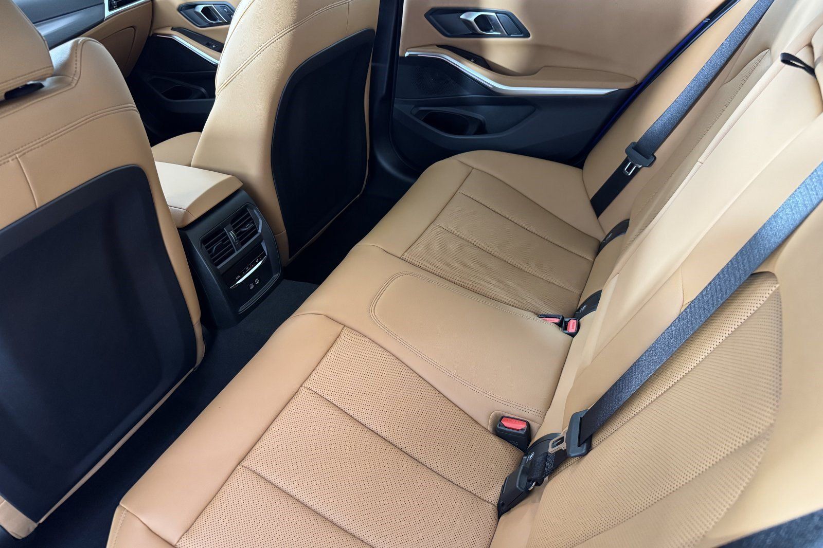 New 2026 BMW 330i Sedan w/ M Sport Package RWD image 23