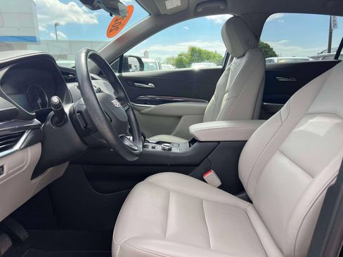 Used 2023 Cadillac XT4 Luxury w/ Cold Weather Package FWD image 18