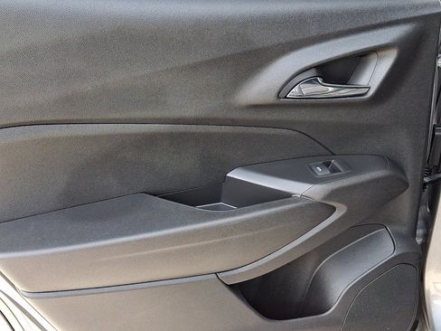 Used 2025 Chevrolet Trax LT FWD image 19