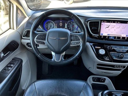 Used 2021 Chrysler Pacifica Touring-L image 5