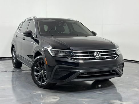 Used 2023 Volkswagen Tiguan SE w/ Panoramic Sunroof Package FWD image 2