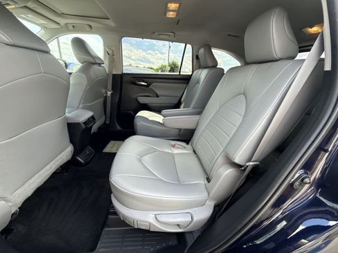 Used 2023 Toyota Highlander XLE AWD/4WD image 25