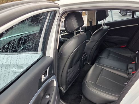 Used 2023 Genesis G70 2.0T image 7