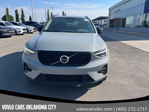Certified 2025 Volvo XC40 B5 Plus AWD/4WD image 2