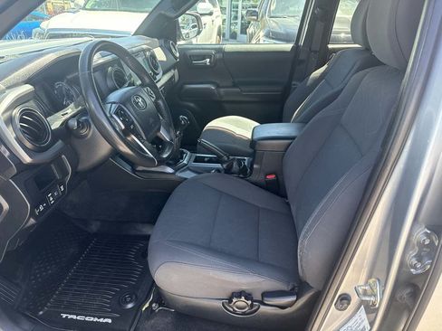 Used 2019 Toyota Tacoma TRD Sport AWD/4WD image 2