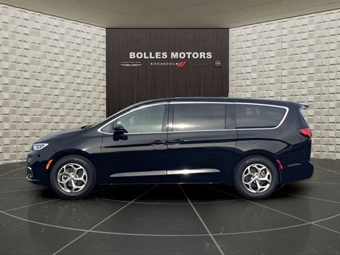 Certified 2024 Chrysler Pacifica Limited image 9