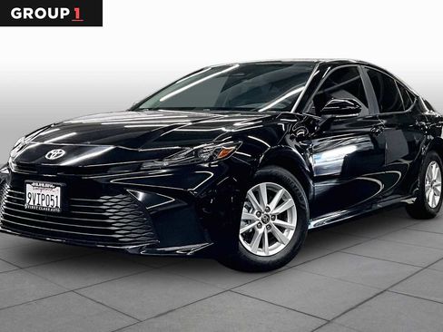 Used 2025 Toyota Camry LE w/ Convenience Package FWD image 1