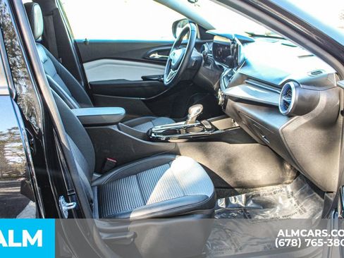 Used 2025 Chevrolet Trax LT w/ LT Convenience Package image 21