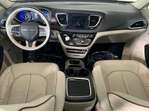 Used 2019 Chrysler Pacifica Limited w/ Advanced Safetytec Group FWD image 3
