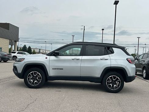 Used 2025 Jeep Compass Trailhawk AWD/4WD image 2