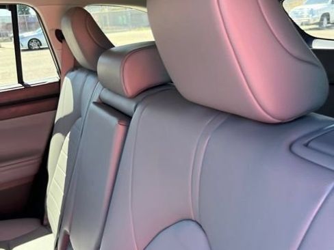 Used 2023 Toyota Highlander XLE FWD image 10