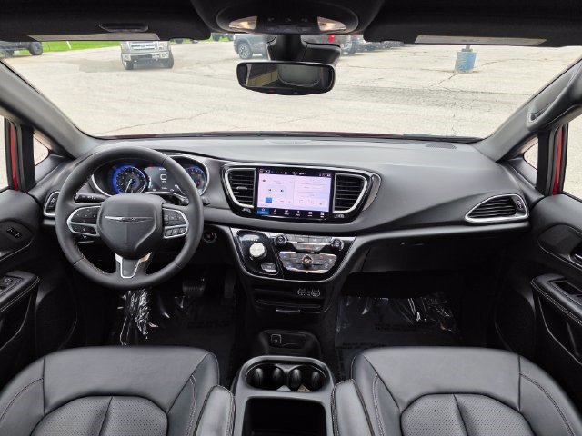 Certified 2025 Chrysler Pacifica Select FWD image 21