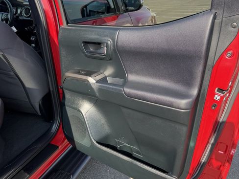Used 2017 Toyota Tacoma TRD Sport w/ Premium & Technology Package AWD/4WD image 29