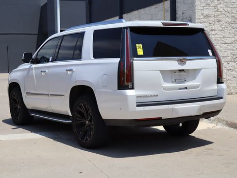 Used 2017 Cadillac Escalade Luxury AWD/4WD image 3