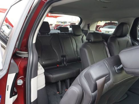 Used 2022 Kia Carnival EX image 24