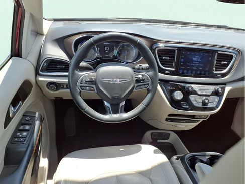Used 2017 Chrysler Pacifica Touring-L Plus FWD image 3