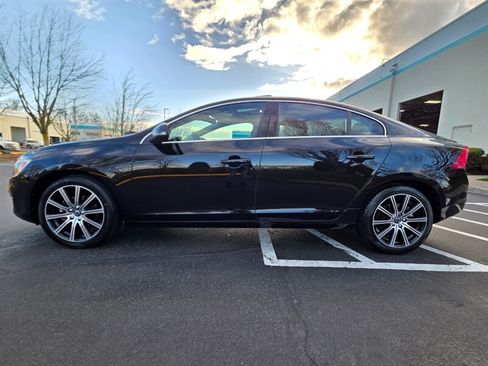 Used 2017 Volvo S60 T5 Inscription Platinum image 3