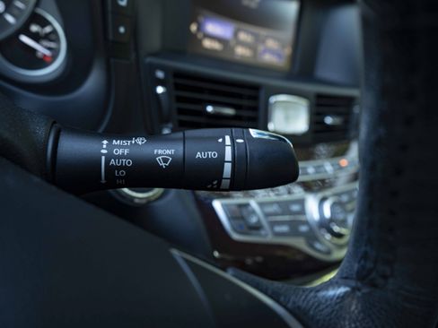 Used 2018 INFINITI Q70 Luxe RWD image 24