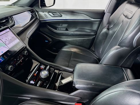 Used 2022 Jeep Grand Cherokee Overland w/ Advanced Protech Group III image 24