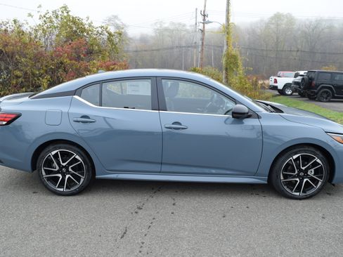 Used 2025 Nissan Sentra SR w/ SR Premium Package FWD image 5