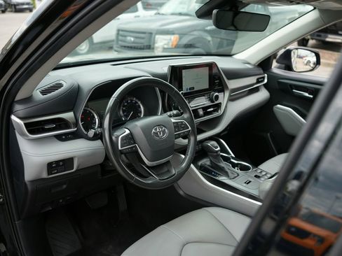 Used 2024 Toyota Highlander XLE FWD image 18