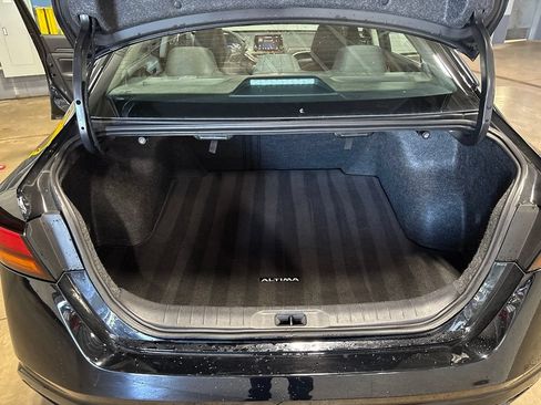 Used 2025 Nissan Altima 2.5 SV FWD image 32