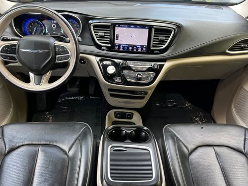 Used 2020 Chrysler Pacifica Limited image 3