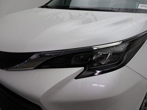 Used 2024 Toyota Sienna XLE image 3