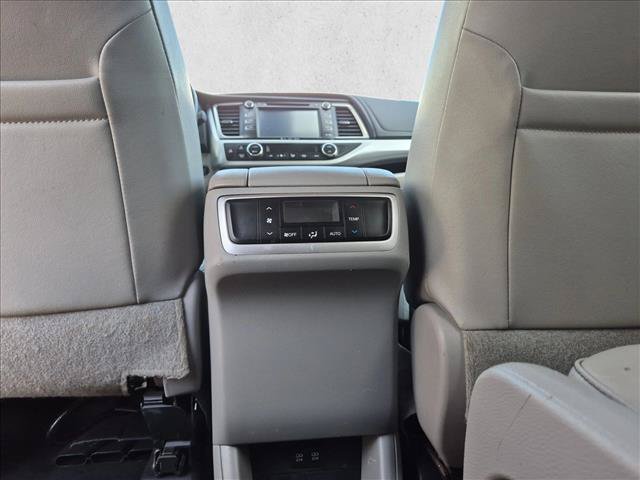Used 2019 Toyota Highlander XLE AWD/4WD image 17