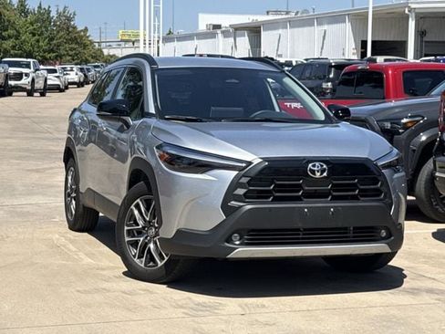 Used 2026 Toyota Corolla Cross XLE FWD image 2