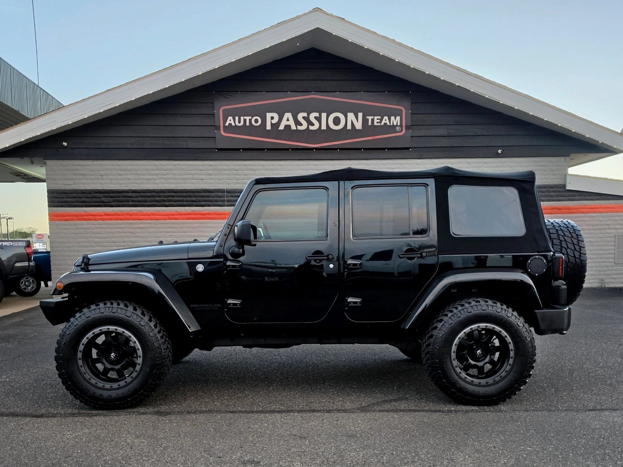 Used 2017 Jeep Wrangler Unlimited Sahara AWD/4WD image 2